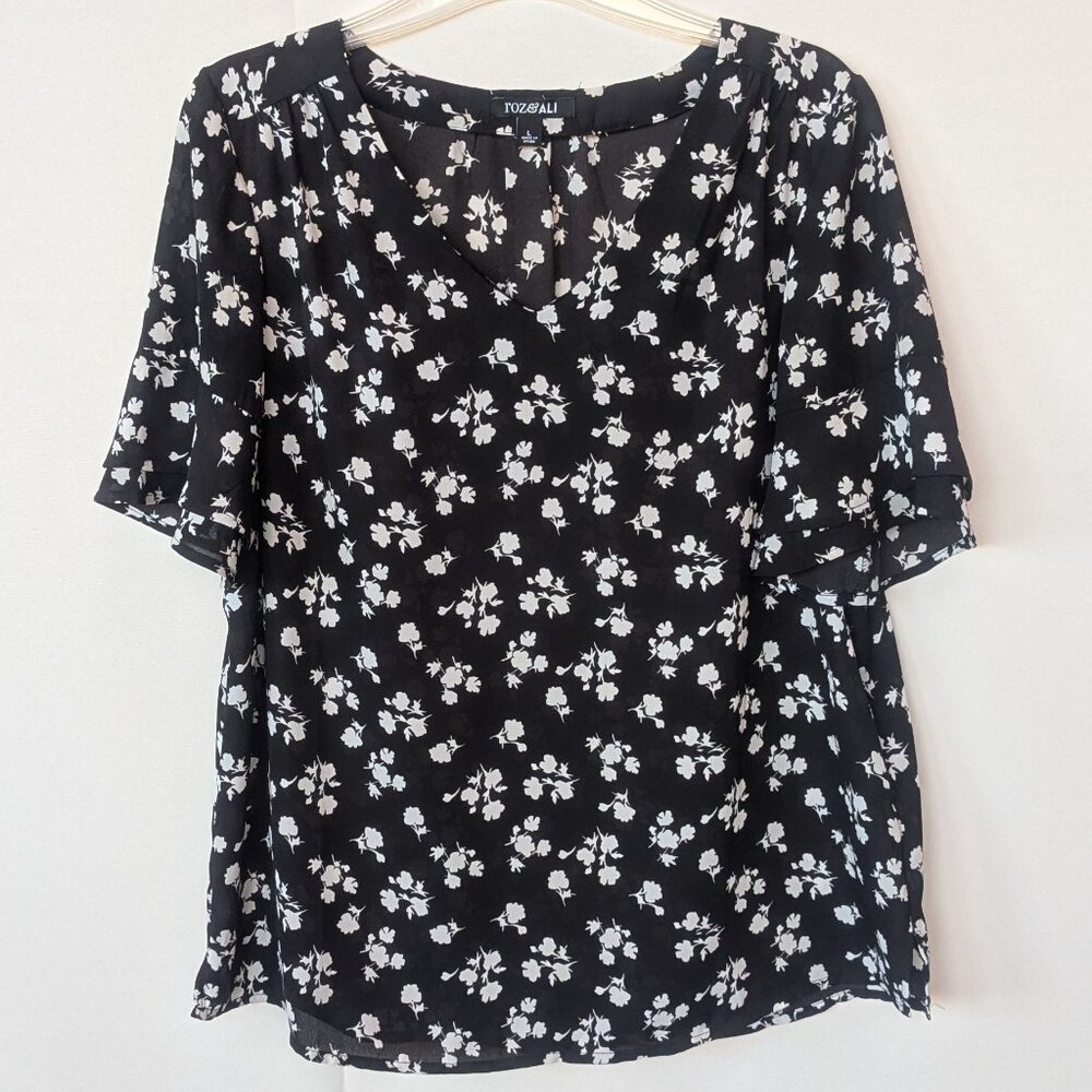 Roz & Ali Black & White Flowy Floral V-neck Blouse
